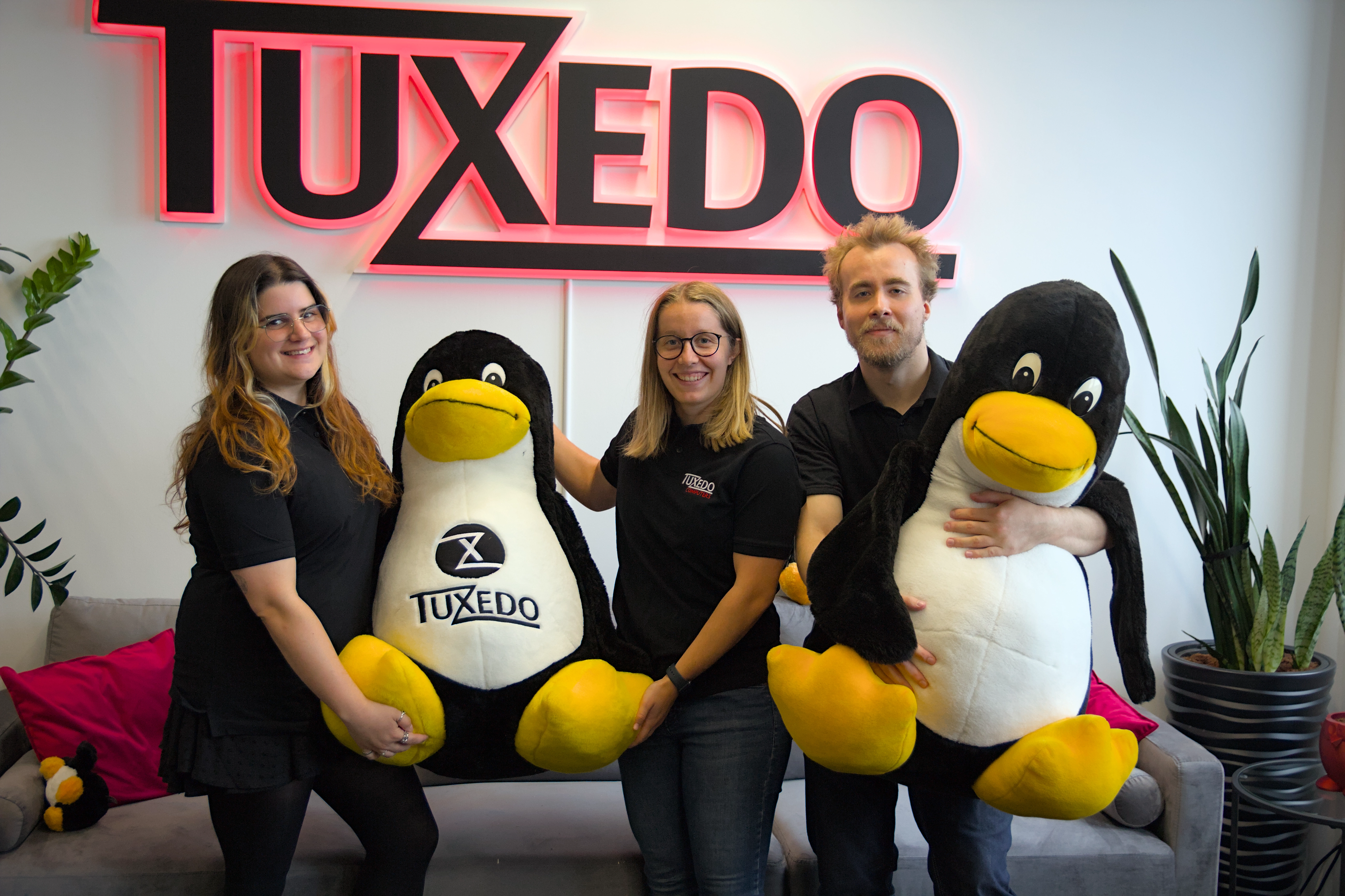 Bea, Luise und Frederik aus dem Team für Events und Workshops bei TUXEDO. Sie koordinieren die Road to Game Jam und begleiten die Teilnehmenden durch die Workshop-Reihe.
